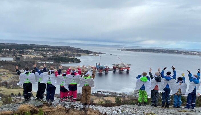 <span class=" italic" data-lab-italic_desktop="italic">Selv om barna var i to forskjellige kohorter, gikk det fint å spille inn musikkvideo. Her ser de små stjernene ut mot Kristiansund, fra toppen av Røsandberget. </span> <span class=" italic" data-lab-italic_desktop="italic">Selv om barna var i to forskjellige kohorter, gikk det fint å spille inn musikkvideo. Her ser de små stjernene ut mot Kristiansund, fra toppen av Røsandberget. </span>