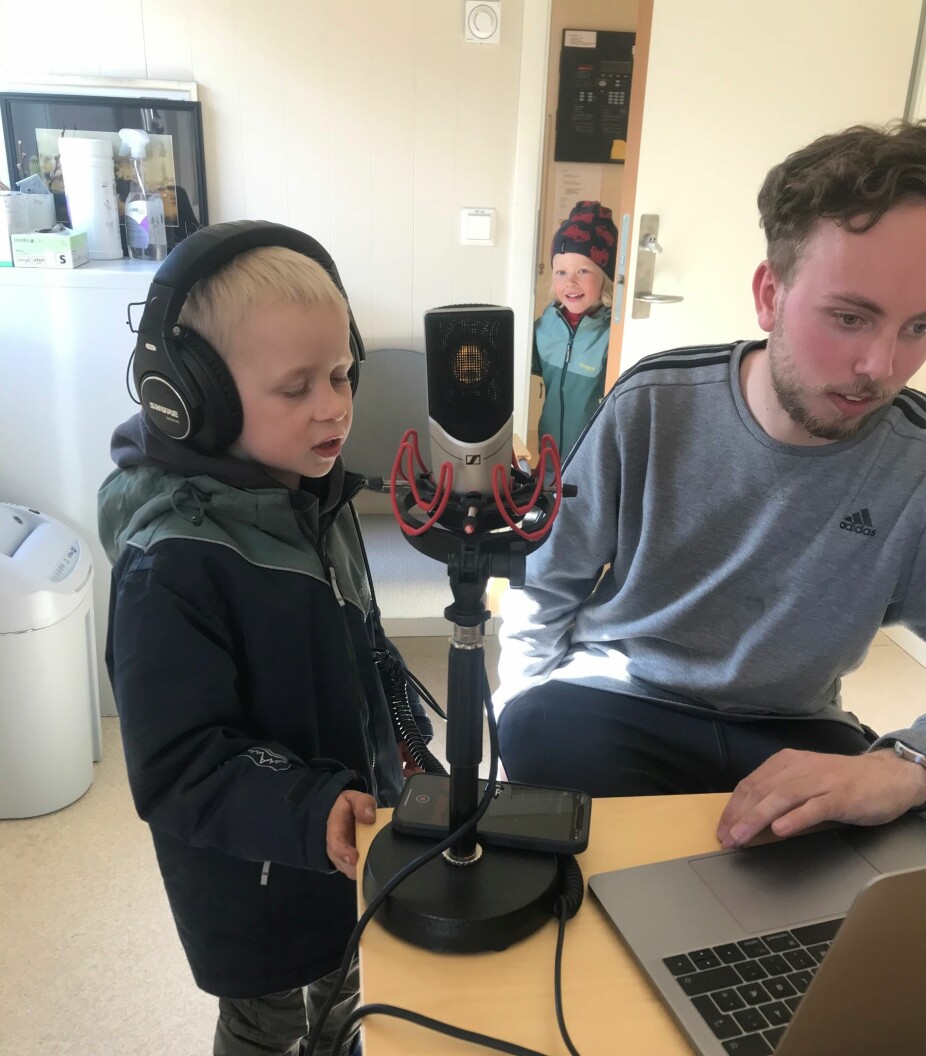 Behind the scenes: Barnehagelærerstudent og vikar Magne Brevik har gjort store deler av den tekniske jobben under innspillingen, og får masse skryt av kollegene.