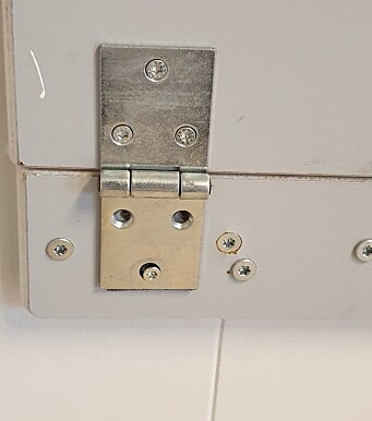 <span class=" italic" data-lab-italic_desktop="italic">Skrekkeksempel 1: Skruer på vei ut. – Mest sannsynlig grunnet slitasje og eller at gjenstander kommer i klem mellom bord og veggplate, sier Svensson.</span> <span class=" italic" data-lab-italic_desktop="italic">Skrekkeksempel 1: Skruer på vei ut. – Mest sannsynlig grunnet slitasje og eller at gjenstander kommer i klem mellom bord og veggplate, sier Svensson.</span>