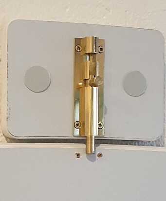 <span class=" italic" data-lab-italic_desktop="italic">Skrekkeksempel 3: Lås. – Lås som enkelt frigjør bordet. Ved å riste bordet kan låsen også frigjøres.</span> <span class=" italic" data-lab-italic_desktop="italic">Skrekkeksempel 3: Lås. – Lås som enkelt frigjør bordet. Ved å riste bordet kan låsen også frigjøres.</span>
