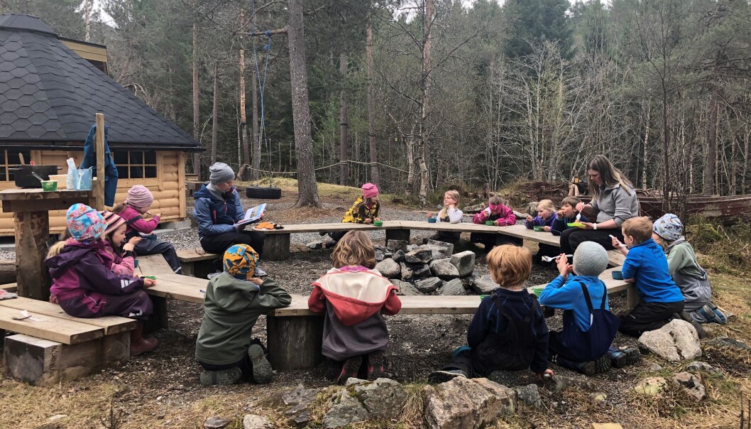 <span class=" italic" data-lab-italic_desktop="italic">Skulestartarane i Plassebakken barnehage sit rundt bålet og skal ete havregryns-graut til lunsj. Maria har med Knerten og vil lese frå boka hans medan ungane et seg mette.</span> <span class=" italic" data-lab-italic_desktop="italic">Skulestartarane i Plassebakken barnehage sit rundt bålet og skal ete havregryns-graut til lunsj. Maria har med Knerten og vil lese frå boka hans medan ungane et seg mette.</span>