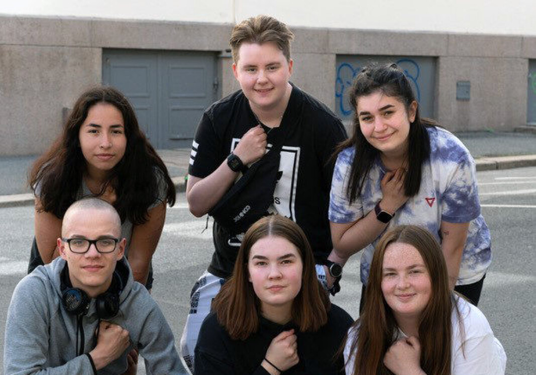 Proffene i Forandringsfabrikken har erfaring fra barnevern, psykisk helsevern eller andre hjelpesystemer. Samtidig har de en viktig jobb med å dele kunnskap - blant annet til fagfolk i de samme instansene. Proffene i Forandringsfabrikken har erfaring fra barnevern, psykisk helsevern eller andre hjelpesystemer. Samtidig har de en viktig jobb med å dele kunnskap - blant annet til fagfolk i de samme instansene.