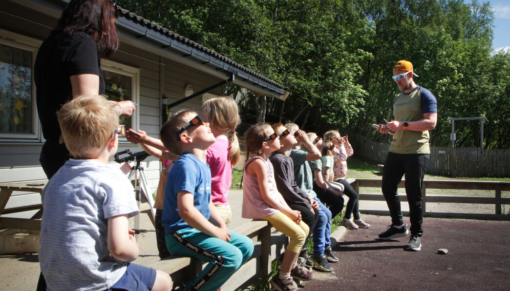 <span class=" italic" data-lab-italic_desktop="italic">– Når barn får beskjed om å ikke se på sola, så er det jo akkurat det de gjør, sier Vebjørn Olsen .</span> <span class=" italic" data-lab-italic_desktop="italic">– Når barn får beskjed om å ikke se på sola, så er det jo akkurat det de gjør, sier Vebjørn Olsen .</span>