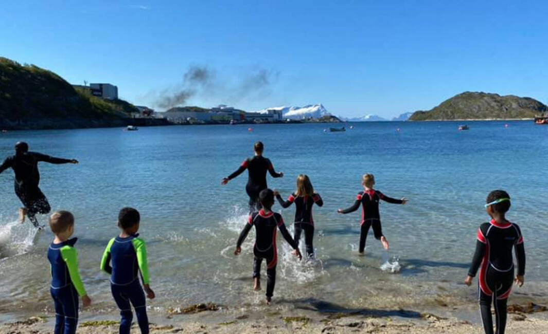 Selv med barske nordnorske forhold er det mulig å gjennomføre svømmeopplæring også ute. Noe Læringsverkstedet Trålveien Idrettsbarnehage gjør noen ganger. Selv med barske nordnorske forhold er det mulig å gjennomføre svømmeopplæring også ute. Noe Læringsverkstedet Trålveien Idrettsbarnehage gjør noen ganger.