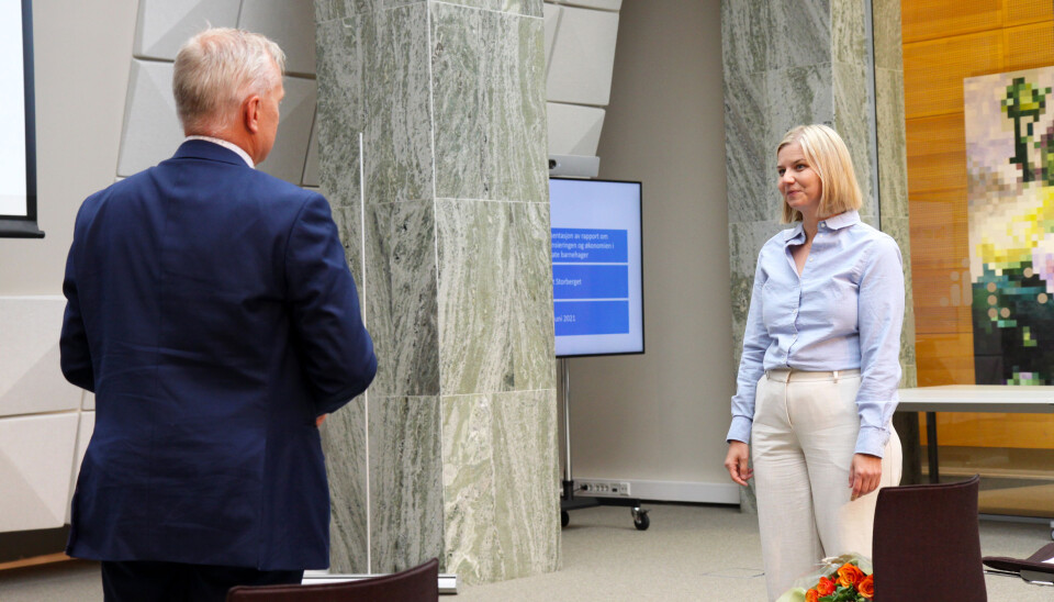 Statsforvalter Knut Storberget overleverer rapporten til kunnskaps- og integreringsminister Guri Melby.