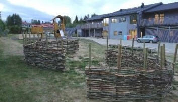 <span class=" italic" data-lab-italic_desktop="italic">På den åpne gressletten ble det flettet to hestesko-lignende levegger av naturmaterialer som til sammen skapte to udefinerte rom. </span> <span class=" italic" data-lab-italic_desktop="italic">På den åpne gressletten ble det flettet to hestesko-lignende levegger av naturmaterialer som til sammen skapte to udefinerte rom. </span>