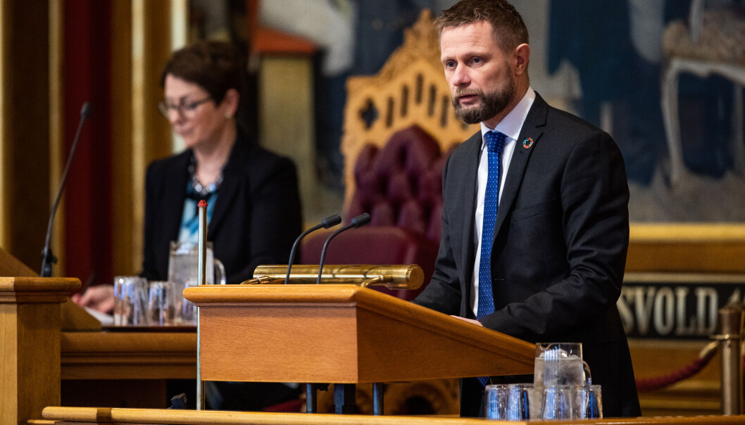Helse- og omsorgsminister Bent Høie (H) opplyser at ikke alle ansatte i barnehager, skoler og SFO kommer til å være beskyttet av vaksinen ved skolestart. Bildet er tatt i forbindelse med en redegjørelse for Stortinget om koronapandemien i fjor. Helse- og omsorgsminister Bent Høie (H) opplyser at ikke alle ansatte i barnehager, skoler og SFO kommer til å være beskyttet av vaksinen ved skolestart. Bildet er tatt i forbindelse med en redegjørelse for Stortinget om koronapandemien i fjor.