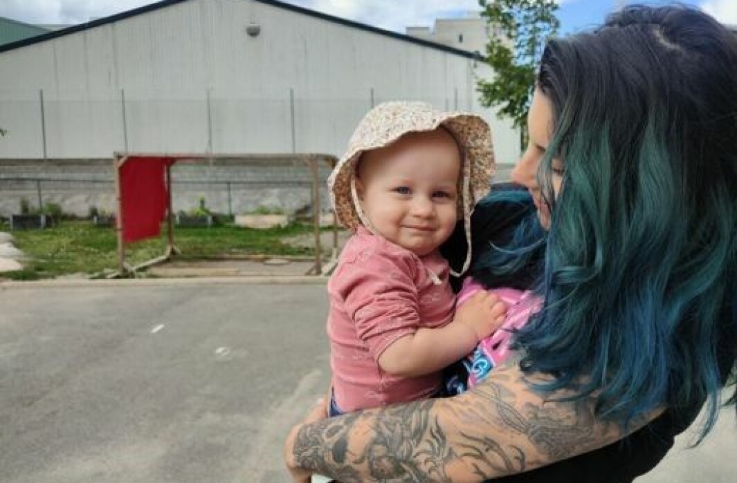 Mina (14 måneder) har funnet seg godt til rette i Espira Gartnerløkka barnehage i Oslo. Hun er sammen med Sara Perez Miquel, tilknytningspersonen sin i barnehagen.