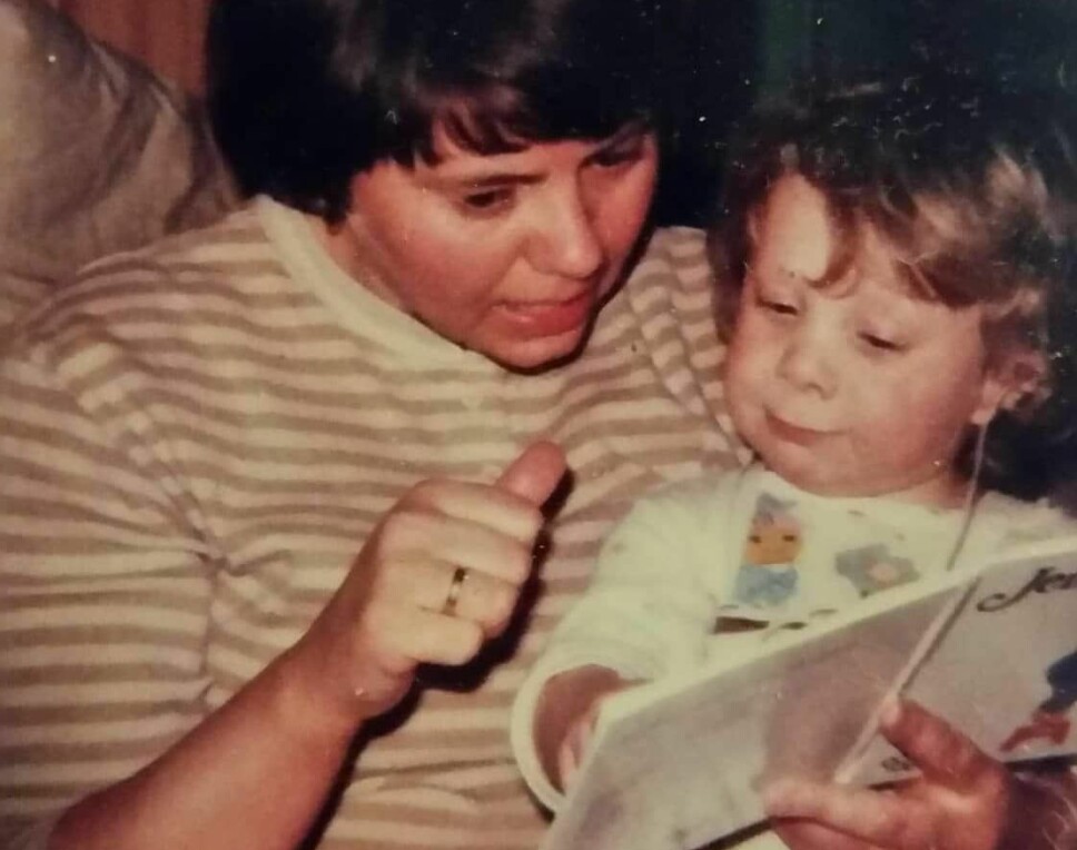 Bøker var en sentral del av oppveksten til Eli Steinum, som her blir lest for av sin mor. Da hun var åtte måneder oppdaget foreldrene at hun var nesten døv.