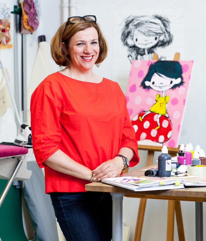 <span class=" italic" data-lab-italic_desktop="italic">Irene Marienborg er illustratør og designer, og jobber også med mote. Til nå har hun laget ti bøker i Nora-serien, som gis ut på Aschehoug.</span> <span class=" italic" data-lab-italic_desktop="italic">Irene Marienborg er illustratør og designer, og jobber også med mote. Til nå har hun laget ti bøker i Nora-serien, som gis ut på Aschehoug.</span>
