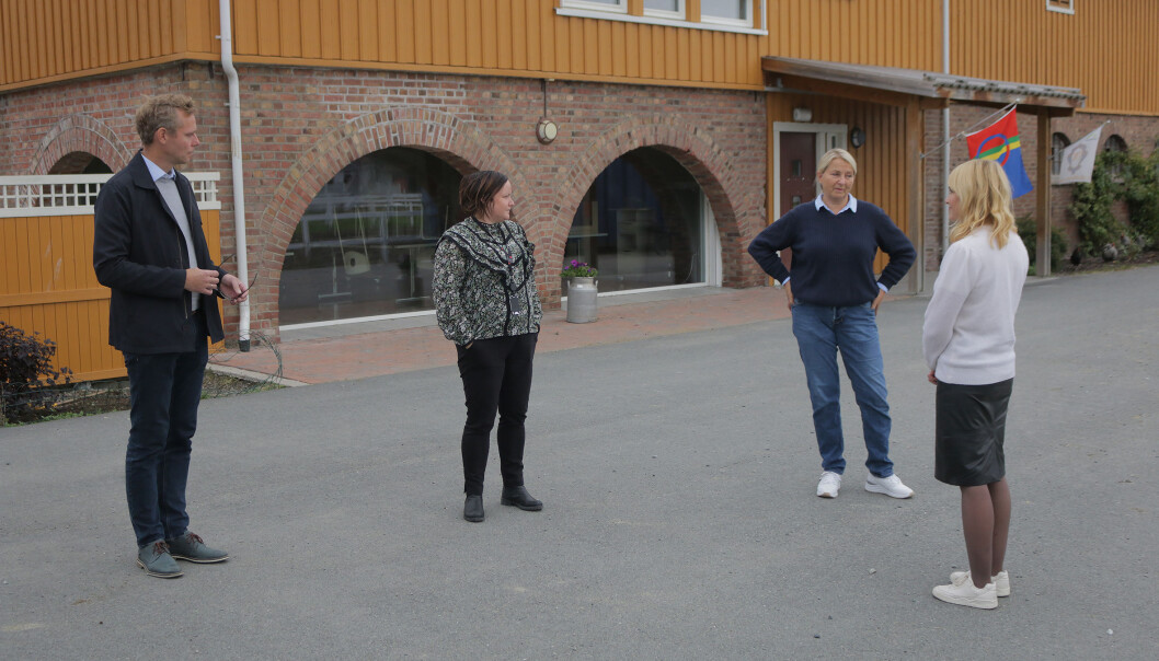 <span class=" italic" data-lab-italic_desktop="italic">Hjørdis K. Thyholt inviterte Ola Borten Moe (Sp), Siv Sætran (lokalpolitiker i Stjørdal og Senterpartiets leder for Utvalg kultur og levekår) og Anne Lindboe (administrerende direktør i Private Barnehagers Landsforbund) til gårdsbarnehagen sin på Medbroen gård.</span> <span class=" italic" data-lab-italic_desktop="italic">Hjørdis K. Thyholt inviterte Ola Borten Moe (Sp), Siv Sætran (lokalpolitiker i Stjørdal og Senterpartiets leder for Utvalg kultur og levekår) og Anne Lindboe (administrerende direktør i Private Barnehagers Landsforbund) til gårdsbarnehagen sin på Medbroen gård.</span>