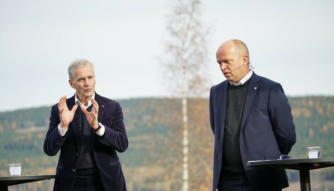 Ap-leder Jonas Gahr Støre og Sp-leder Trygve Slagsvold Vedum under presentasjonen av regjeringsplattformen. Ap-leder Jonas Gahr Støre og Sp-leder Trygve Slagsvold Vedum under presentasjonen av regjeringsplattformen.