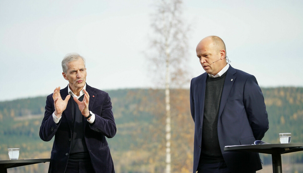 Ap-leder Jonas Gahr Støre og Sp-leder Trygve Slagsvold Vedum under presentasjonen av regjeringsplattformen.