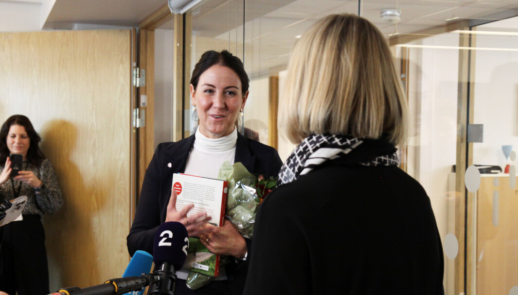 Guri Melby (V) overleverer nøklene til den ferske kunnskapsministeren Tonje Brenna (Ap). Guri Melby (V) overleverer nøklene til den ferske kunnskapsministeren Tonje Brenna (Ap).