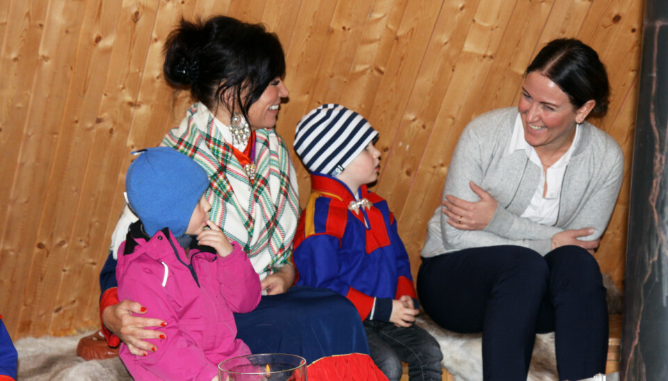 Mandag var Tonje Brenna på sitt første barnehagebesøk som kunnskapsminister. Her snakker hun med barn og leder Máre Helander i den samiske barnehagen Cizáš i Oslo.
