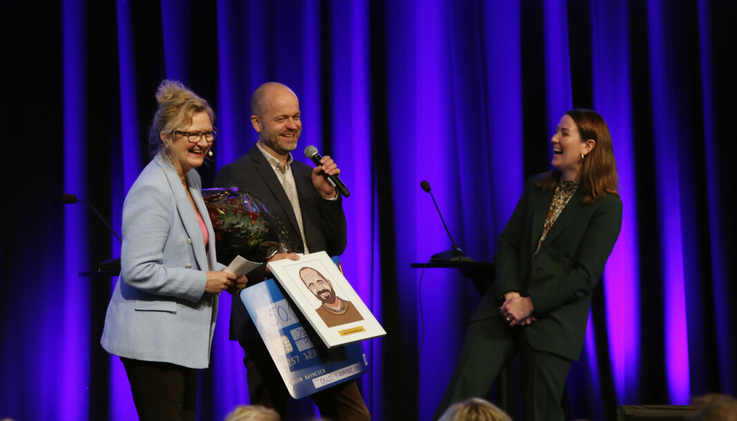 Førstelektor Jostein Paulgård Østmoen mottar beviset på at han er Årets barnehageinspirator 2021 fra kunnskapsminister Tonje Brenna. Førstelektor Jostein Paulgård Østmoen mottar beviset på at han er Årets barnehageinspirator 2021 fra kunnskapsminister Tonje Brenna.