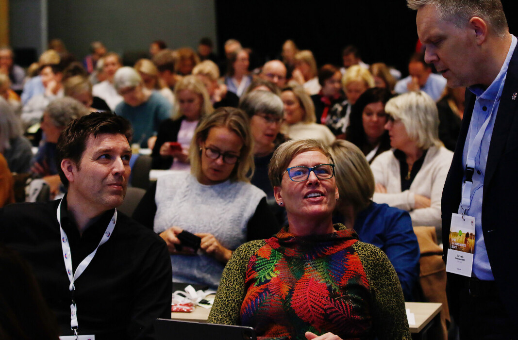Knut Thomas Johansen fra Barnas Moa og Merete Bøhn-Flatås fra Kårstua barnehage representerte en rekke forslag på vegne av Barnehagealliansen. Her i samtale med styremedlem Torstein Johannessen. Knut Thomas Johansen fra Barnas Moa og Merete Bøhn-Flatås fra Kårstua barnehage representerte en rekke forslag på vegne av Barnehagealliansen. Her i samtale med styremedlem Torstein Johannessen.