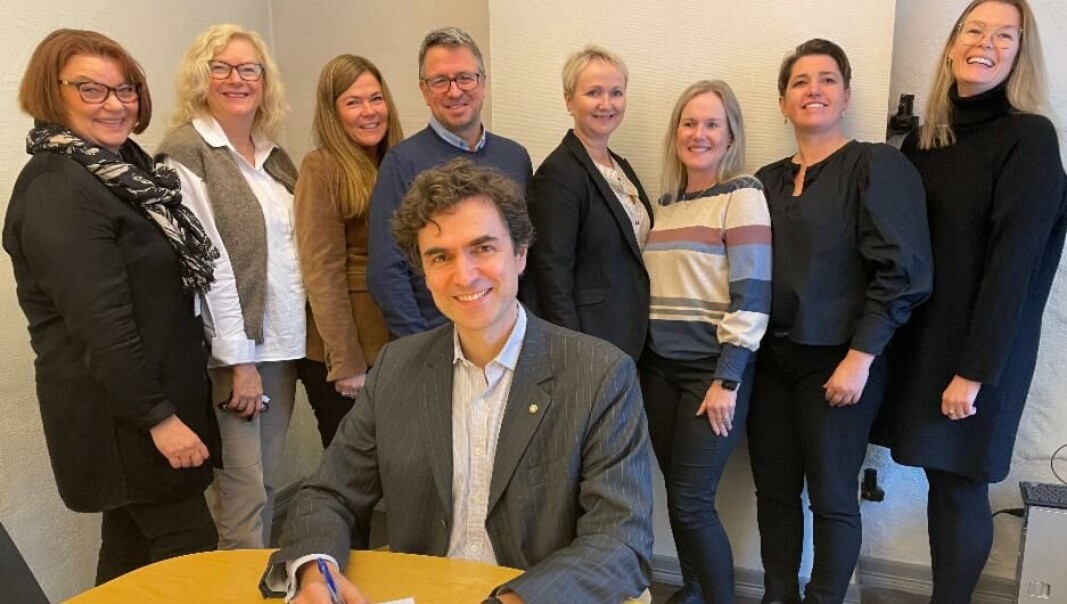 Byråd Endre M. Tvinnereim (foran) signerer avtalen. Bak fra venstre: Barnehagemyndigheten i Bergen ved Gunnbjørg Aase og Marianne M. Boge, Hege Haldorsen (Læringsverkstedet), Kjetil Tuvin Hopen (Eventus), Hilde M. Ersvær (Helse Bergen), Therese Dahn (Espira), Inger Marie Guddal Einan (Kidsa) og Siren Hærås (Kanvas). Rune Fitje (Sammen barnehager) og Børge Lindkvist (PBL Bergen) var til stede på møtet, men ikke da bildet ble tatt. Byråd Endre M. Tvinnereim (foran) signerer avtalen. Bak fra venstre: Barnehagemyndigheten i Bergen ved Gunnbjørg Aase og Marianne M. Boge, Hege Haldorsen (Læringsverkstedet), Kjetil Tuvin Hopen (Eventus), Hilde M. Ersvær (Helse Bergen), Therese Dahn (Espira), Inger Marie Guddal Einan (Kidsa) og Siren Hærås (Kanvas). Rune Fitje (Sammen barnehager) og Børge Lindkvist (PBL Bergen) var til stede på møtet, men ikke da bildet ble tatt.
