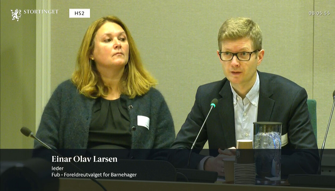 FUB-leder Einar Olav Larsen var opptatt av tida barnehageansatte faktisk er sammen med ungene, i sitt innspill til utdannings- og forskningskomiteen mandag. FUB-leder Einar Olav Larsen var opptatt av tida barnehageansatte faktisk er sammen med ungene, i sitt innspill til utdannings- og forskningskomiteen mandag.