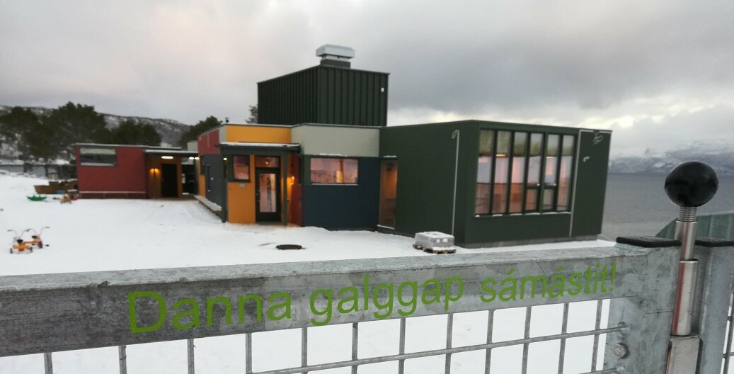 Vuonak Mánájåroj åpnet 27. oktober 2020, i nye lokaler på Drag i Hamarøy kommune. Vuonak Mánájåroj åpnet 27. oktober 2020, i nye lokaler på Drag i Hamarøy kommune.