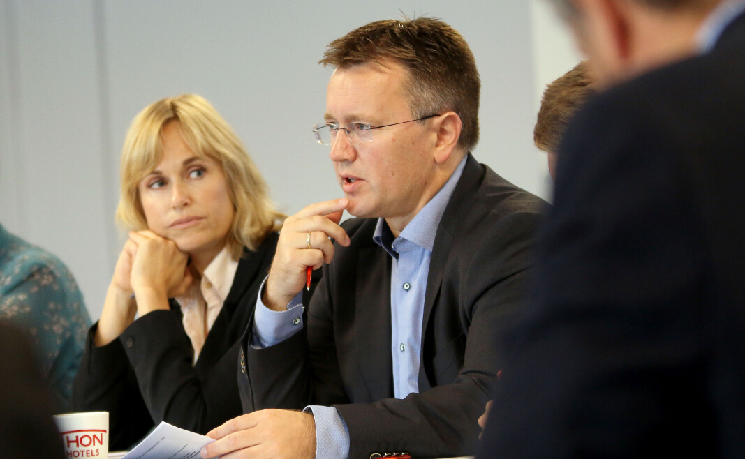 Direktør for arbeidsgiveravdelingen i PBL, Espen Rokkan, svarer på spørsmål om markeringen de private barnehagene planlegger i neste uke. Til venstre PBL-direktør Anne Lindboe. Bildet er tatt ved en tidligere anledning. Direktør for arbeidsgiveravdelingen i PBL, Espen Rokkan, svarer på spørsmål om markeringen de private barnehagene planlegger i neste uke. Til venstre PBL-direktør Anne Lindboe. Bildet er tatt ved en tidligere anledning.