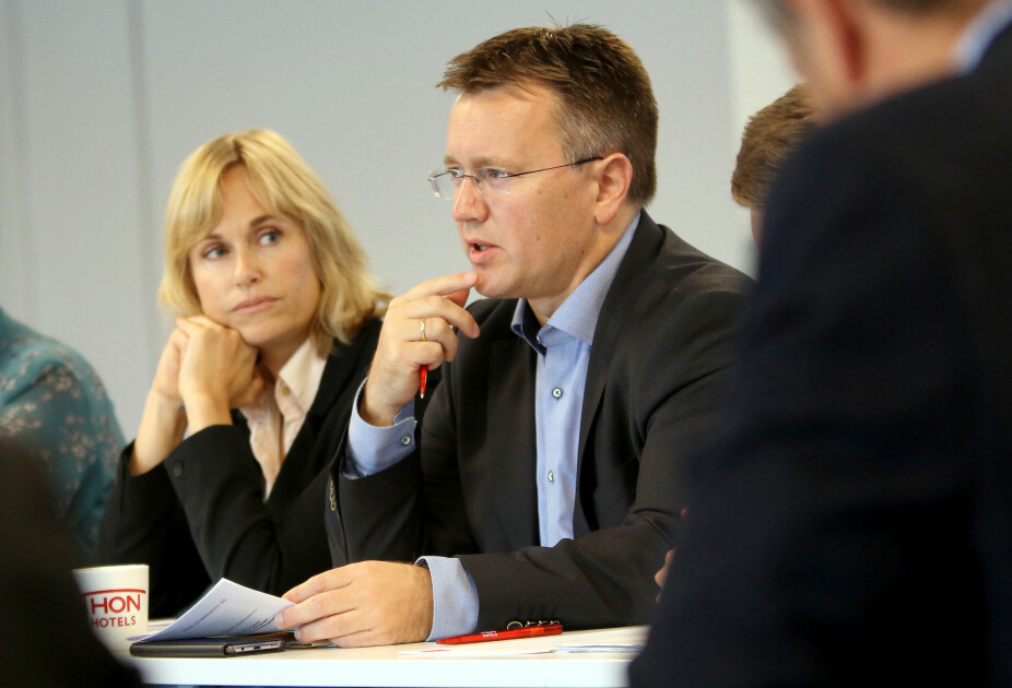 Direktør for arbeidsgiveravdelingen i PBL, Espen Rokkan. Til venstre PBL-direktør Anne Lindboe. Bildet er tatt ved en tidligere anledning.
