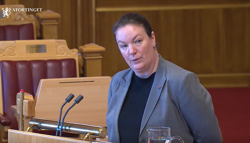 Rødt-representant Hege Bae Nyholt har barnehagebakgrunn, og etterlyste oppfølging av ambisjonene i Hurdalsplattformen i sitt spørsmål til kunnskapsministeren og den påfølgende replikkutvekslingen. Rødt-representant Hege Bae Nyholt har barnehagebakgrunn, og etterlyste oppfølging av ambisjonene i Hurdalsplattformen i sitt spørsmål til kunnskapsministeren og den påfølgende replikkutvekslingen.