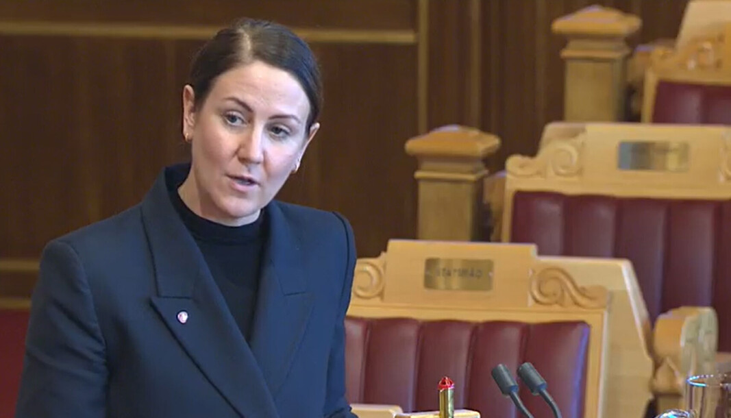 Statsråd Tonje Brenna (Ap), her under en av høstens spørretimer i Stortinget, har uttalt seg om forslaget i et brev som komiteen har lagt ved sin avgitte innstilling. Statsråd Tonje Brenna (Ap), her under en av høstens spørretimer i Stortinget, har uttalt seg om forslaget i et brev som komiteen har lagt ved sin avgitte innstilling.