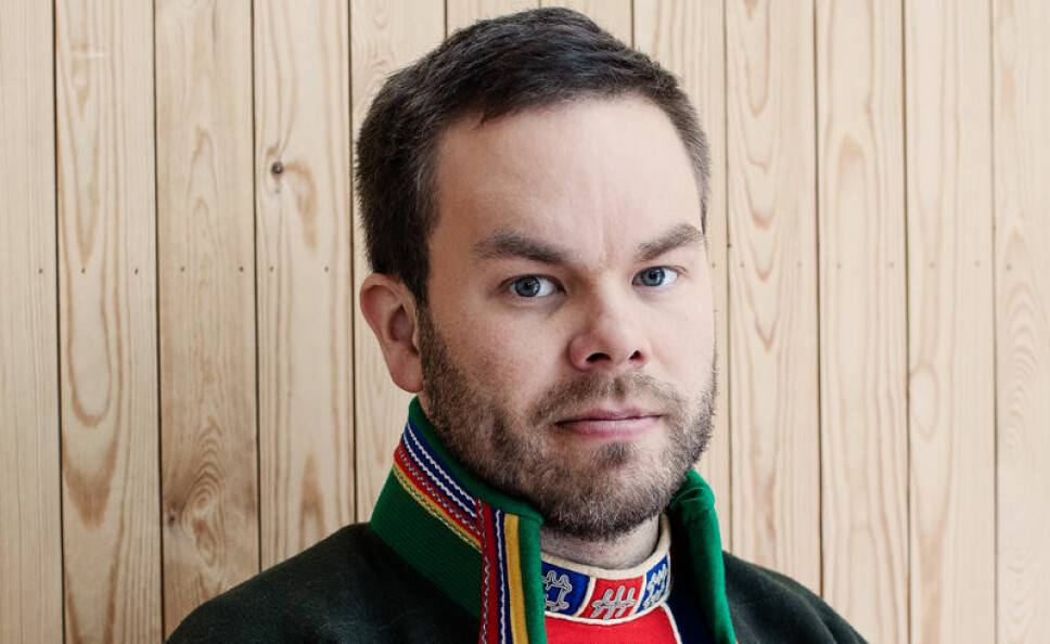 Sametingsråd Mikkel Eskil Mikkelsen (NSR) er bekymret for den samiske barnehagesektoren.