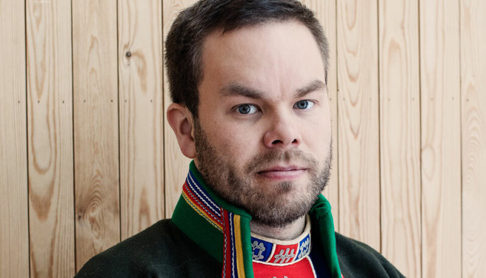Sametingsråd Mikkel Eskil Mikkelsen (NSR) mener at lovverket på ingen måte bistår kommunene med oppdraget de har når det gjelder samiske barn.
