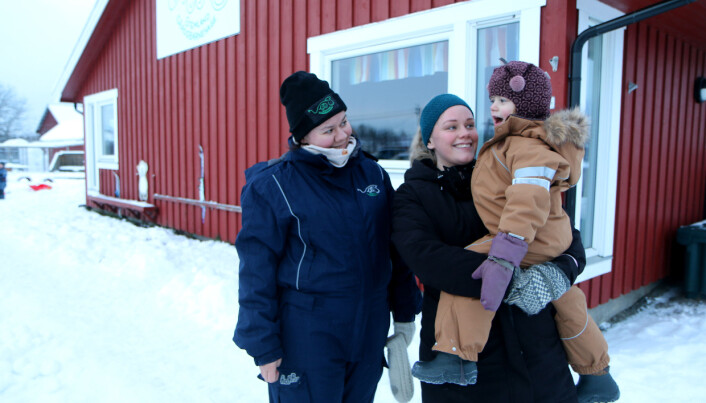 <span class=" italic" data-lab-italic_desktop="italic">Miriam Leithe Hansen er mamma til Linnea (3). Til venstre Ina Marie Pettersen Urheim, som jobber i barnehagen. – Vi må vise at vi står sammen, sier de to. </span> <span class=" italic" data-lab-italic_desktop="italic">Miriam Leithe Hansen er mamma til Linnea (3). Til venstre Ina Marie Pettersen Urheim, som jobber i barnehagen. – Vi må vise at vi står sammen, sier de to. </span>
