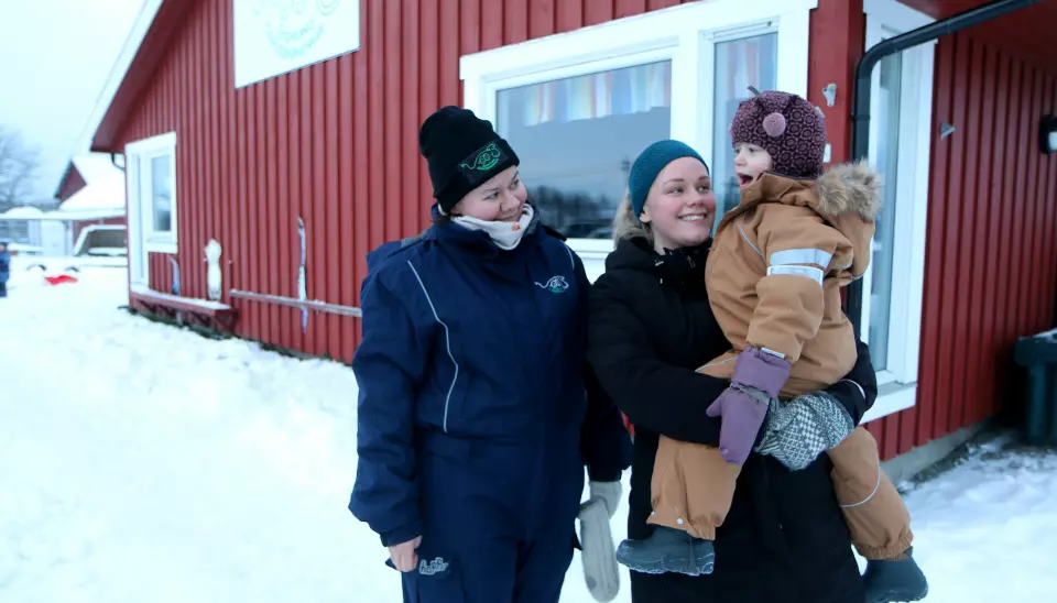 Miriam Leithe Hansen er mamma til Linnea (3). Til venstre Ina Marie Pettersen Urheim, som jobber i barnehagen. – Vi må vise at vi står sammen, sier de to.