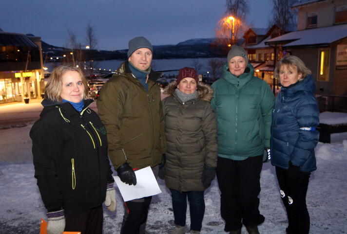 <span class=" italic" data-lab-italic_desktop="italic">På Fauske møttes styrerne i de fem private barnehagene, sammen med sine ansatte, til felles markering. Fra venstre Ann Merete Land (Stemland gårdsbarnehage), Jim Frode Hansen (Læringsverkstedet Medås gårdsbarnehage), Laila Nystadbakk (Kvitre barnehage Ulna), Maria Dønnestad (Fauske idrettsbarnehage og Nina Olufsen (Lyngheia barnehage).</span> <span class=" italic" data-lab-italic_desktop="italic">På Fauske møttes styrerne i de fem private barnehagene, sammen med sine ansatte, til felles markering. Fra venstre Ann Merete Land (Stemland gårdsbarnehage), Jim Frode Hansen (Læringsverkstedet Medås gårdsbarnehage), Laila Nystadbakk (Kvitre barnehage Ulna), Maria Dønnestad (Fauske idrettsbarnehage og Nina Olufsen (Lyngheia barnehage).</span>