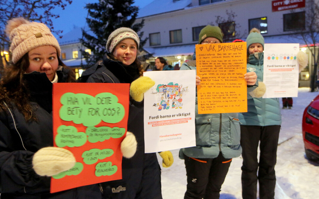 De ansatte i Stemland gårdsbarnehage stilte med plakater på torget i Fauske sentrum, da alle de private barnehagene i kommunen møttes etter at barnehagene stengte tidlig. De ansatte i Stemland gårdsbarnehage stilte med plakater på torget i Fauske sentrum, da alle de private barnehagene i kommunen møttes etter at barnehagene stengte tidlig.