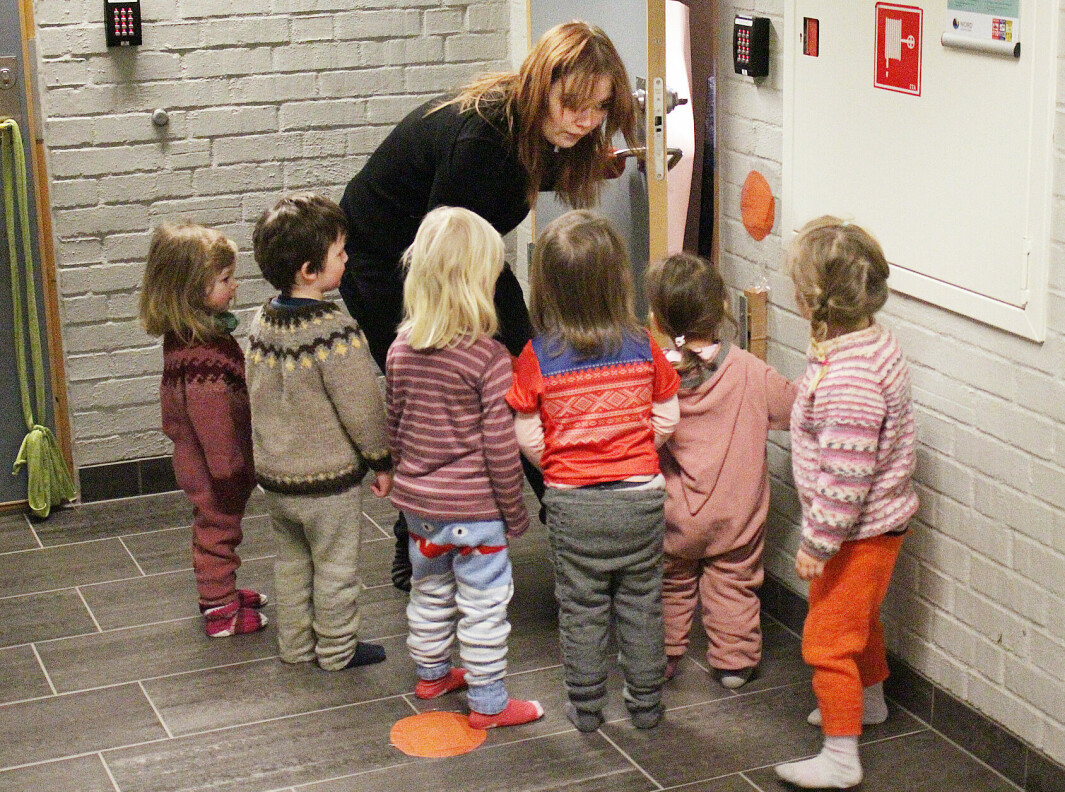 Ved hjelp av spørrende lyder og kroppsspråk får Marte Johansen barna med på å utforske.