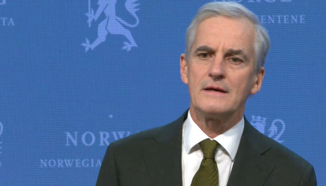 - I det lengste har vi skjermet barn og unge. Nå kommer vi ikke utenom tiltak som vil påvirke dem, sa statsministeren fra talerstolen. - I det lengste har vi skjermet barn og unge. Nå kommer vi ikke utenom tiltak som vil påvirke dem, sa statsministeren fra talerstolen.