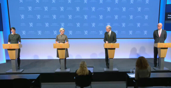 <span class="italic" data-lab-italic_desktop="italic">Kunnskapsminister Tonje Brenna, helse- og omsorgsminister Ingvild Kjerkol, statsminister Jonas Gahr Støre og helsedirektør Bjørn Guldvog.</span> <span class="italic" data-lab-italic_desktop="italic">Kunnskapsminister Tonje Brenna, helse- og omsorgsminister Ingvild Kjerkol, statsminister Jonas Gahr Støre og helsedirektør Bjørn Guldvog.</span>