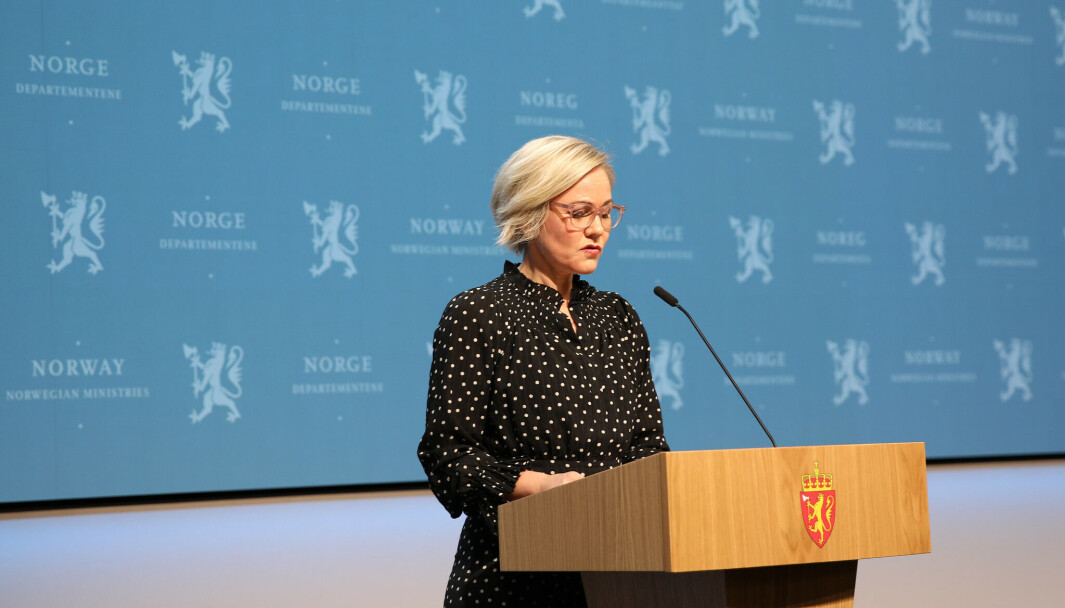 Helse- og omsorgsminister Ingvild Kjerkol (Ap) gir foreldrene valget om å vaksinere barn helt ned til 5-årsalderen, og åpner for at unge mellom 12 og 15 år kan få dose to. Helse- og omsorgsminister Ingvild Kjerkol (Ap) gir foreldrene valget om å vaksinere barn helt ned til 5-årsalderen, og åpner for at unge mellom 12 og 15 år kan få dose to.
