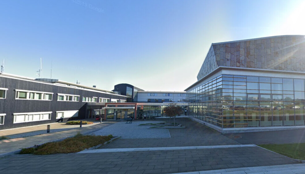 Ørland kultursenter, hvor kommunestyremøtet ble holdt, ligger på Brekstad, et steinkast unna hurtigbåtkaia. Ørland kultursenter, hvor kommunestyremøtet ble holdt, ligger på Brekstad, et steinkast unna hurtigbåtkaia.