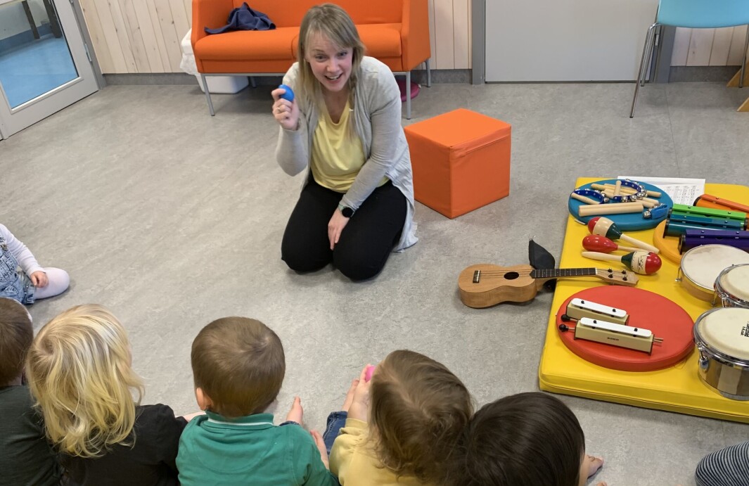Trine Dishington Hansen, sangpedagog og Kuda Mudra-lærer fra Nes kulturskole, har sanglek med de minste i Årnes barnehage. Trine Dishington Hansen, sangpedagog og Kuda Mudra-lærer fra Nes kulturskole, har sanglek med de minste i Årnes barnehage.