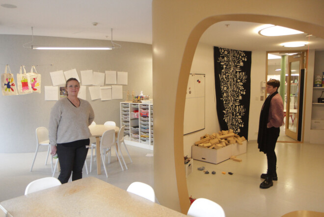 <span class=" italic" data-lab-italic_desktop="italic">Pedagogisk leder Hilde Oppedal og styrer Kari Stokstad inne på en av basene hos Generatoren.</span> <span class=" italic" data-lab-italic_desktop="italic">Pedagogisk leder Hilde Oppedal og styrer Kari Stokstad inne på en av basene hos Generatoren.</span>