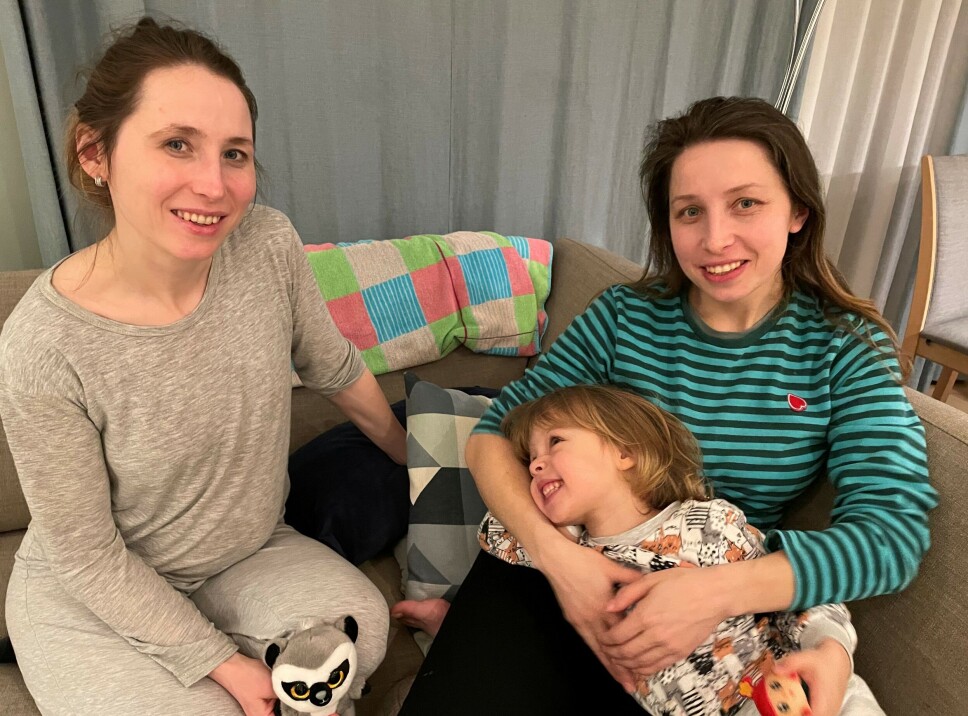 Olga Maliuk (til høyre) og datteren Uliana kom til søsteren Svitlana Røgeberg i Bærum sist mandag, etter seks dager på flukt. Olga Maliuk (til høyre) og datteren Uliana kom til søsteren Svitlana Røgeberg i Bærum sist mandag, etter seks dager på flukt.