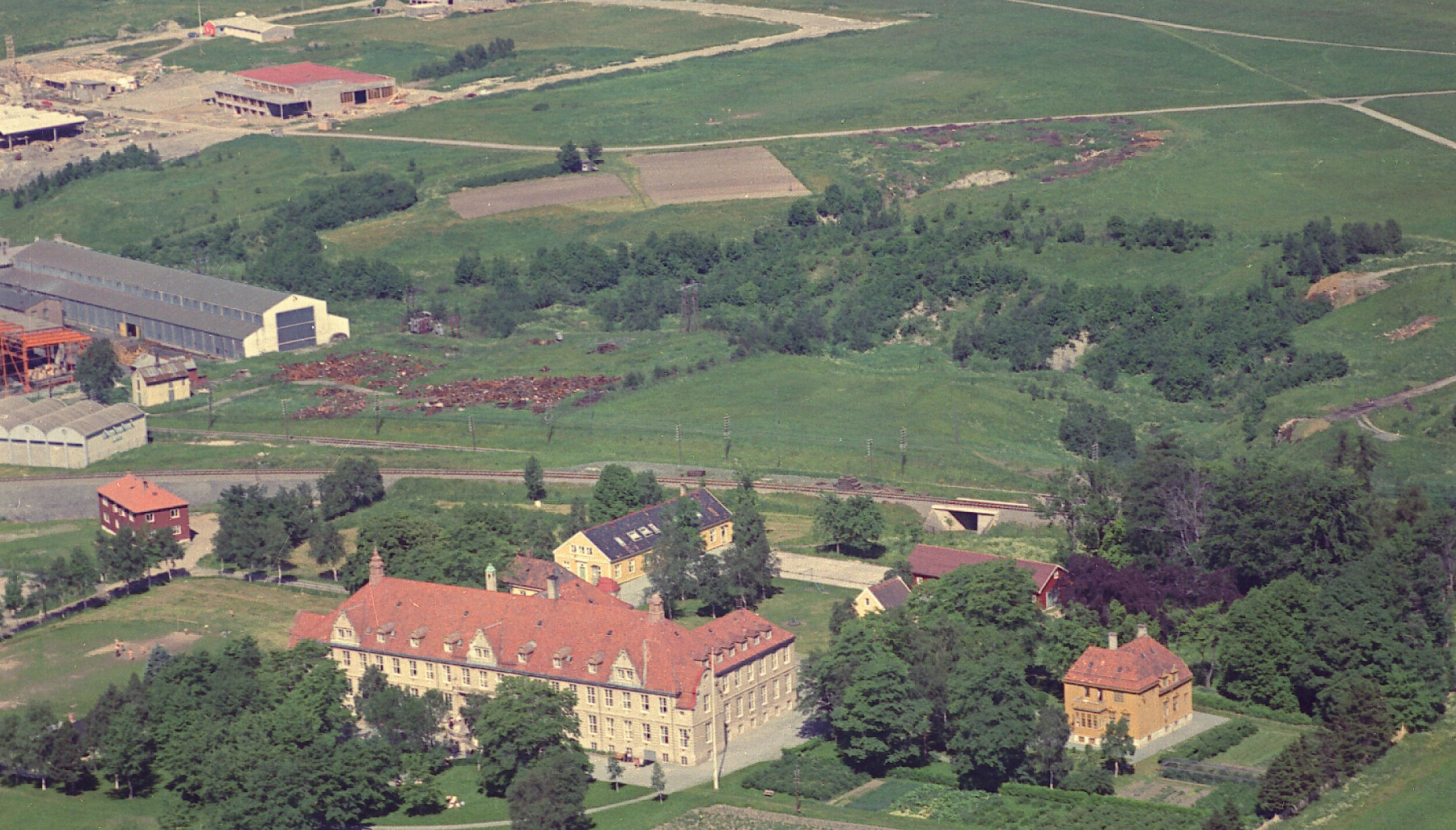 <span class=" italic" data-lab-italic_desktop="italic">Bildet viser hovedbygningen på Campus Dalen, som er fra 1912.</span> <span class=" italic" data-lab-italic_desktop="italic">Bildet viser hovedbygningen på Campus Dalen, som er fra 1912.</span>