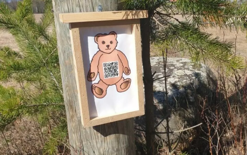 Bjørnen som pryder postene er hentet fra barnehagens logo.