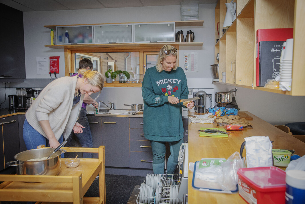 <span class=" italic" data-lab-italic_desktop="italic">Fra venstre Camilla Helleland, Aina Auglænd og Janne Løite bruker nå en del tid på å forberede måltidene i barnehagen. Tid de kunne ha brukt sammen med barna.</span> <span class=" italic" data-lab-italic_desktop="italic">Fra venstre Camilla Helleland, Aina Auglænd og Janne Løite bruker nå en del tid på å forberede måltidene i barnehagen. Tid de kunne ha brukt sammen med barna.</span>