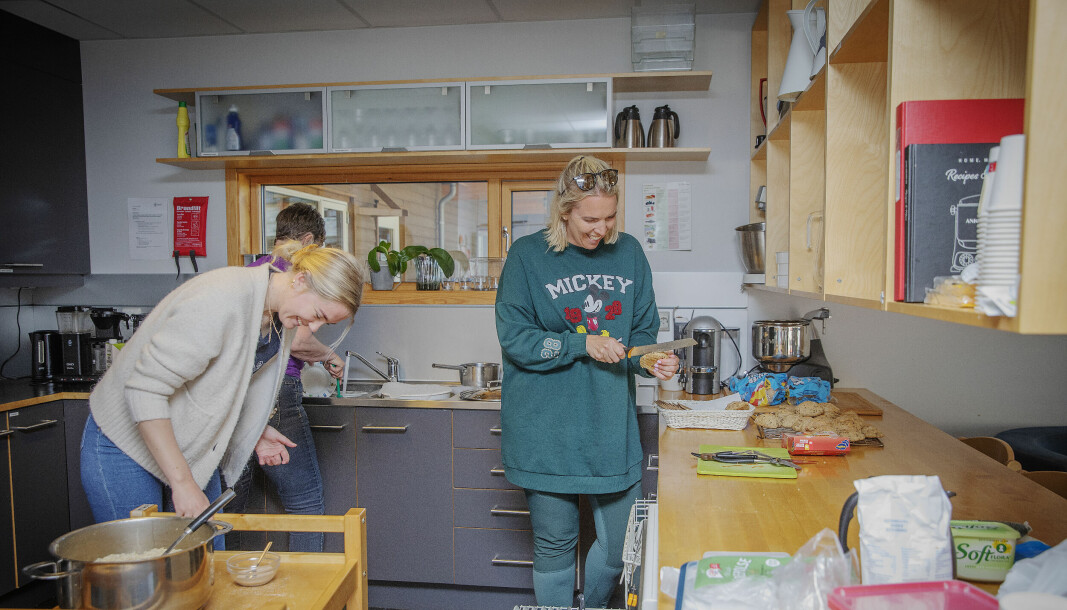 Torvmoen barnehage fikk en egen kjøkkenansatt i 40 prosent stilling som et prøveprosjekt i 2018. I dag er det de ansatte som bruker tid på å forberede måltidene i barnehagen. Camilla Helleland (fra venstre), Aina Auglænd og Janne Løite ville heller ha brukt den tiden sammen med barna.