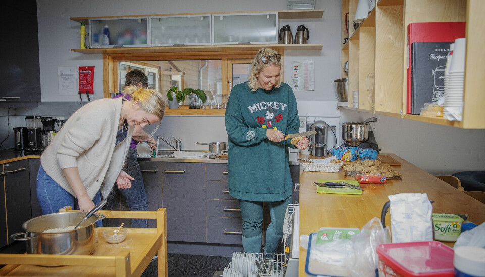 Fra venstre Camilla Helleland, Aina Auglænd og Janne Løite bruker nå en del tid på å forberede måltidene i Torvmoen barnehage. Nå blir det matservering fem dager i uka i alle de kommunale barnehagene i Kristiansand.