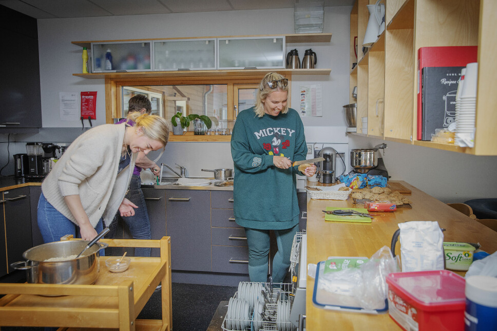 Fra venstre Camilla Helleland, Aina Auglænd og Janne Løite bruker nå en del tid på å forberede måltidene i barnehagen. Tid de kunne ha brukt sammen med barna.