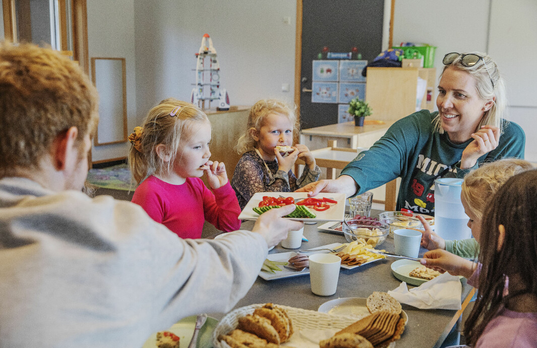 Phillip Panov, Naomi Elise Sand og Ingrid Kristine Høyem nyter et måltid i Torvmoen barnehage. Tidligere hadde barnehagen en prøveordning med en egen ansatt som ordnet måltidene.