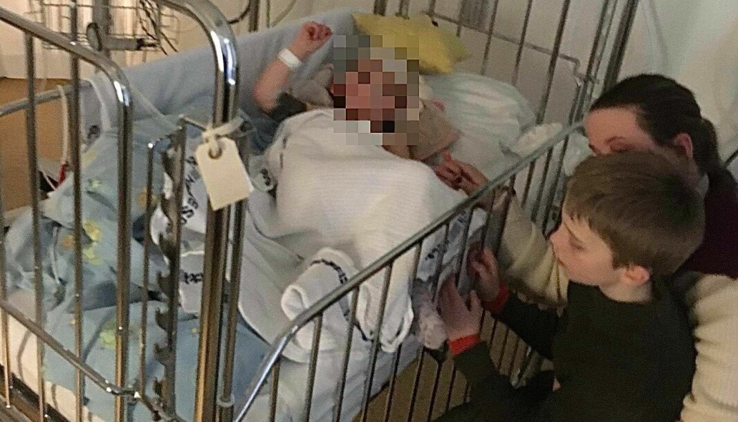 Marthe Andrea Lundgren Fremstads (28) to år gamle datter ble skadd i barnehagen. Nå ønsker moren å advare andre.